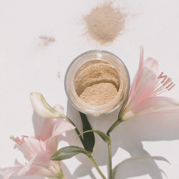 Depuravita Divine Berry geöffneter Tiegel mit rosa Blüten auf weißem Hintergrund