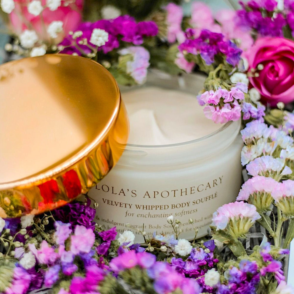 Lola´s Apothecary Divine Grace Body Souffle Tiegel mit bunten Blumen