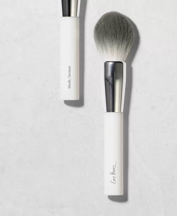 Ere Perez Eco Vegan Blush & Bronzer Brush vor weißem Hintergrund.