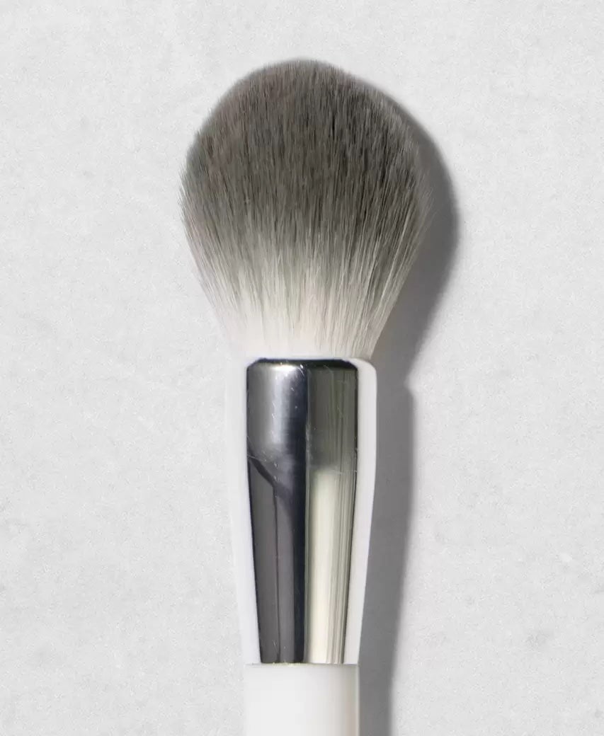 Nahaufnahme des Ere Perez Eco Vegan Blush & Bronzer Brush vor weißem Hintergrund.