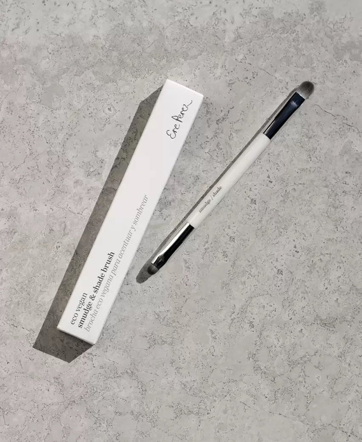 Ere Perez Eco Vegan Smudge & Shade Brush liegt neben der Verpackung auf hellgrauem Untergrund.