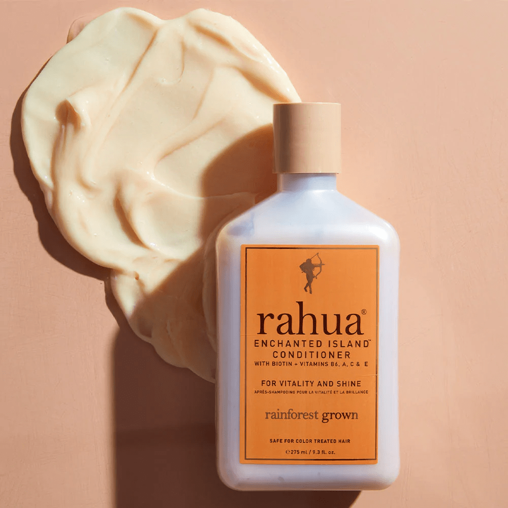 Rahua Enchanted Island Conditioner Flasche mit Texturbeispiel. North Glow