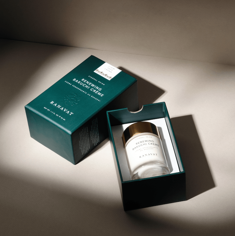 Ranavat Renewing Bakuchi Creme im grünen Balkon vor hellem Hintergrund