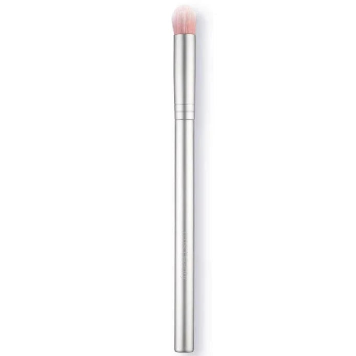 RMS Eye Polish Brush vor weißem Hintergrund.