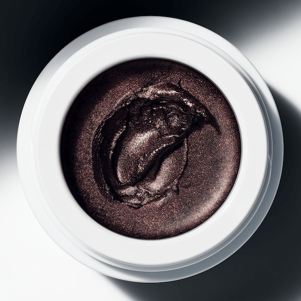 Offener Eye Glow Colour Tiegel Jardin aus der Vogelperspektive steht auf weißem Untergrund.