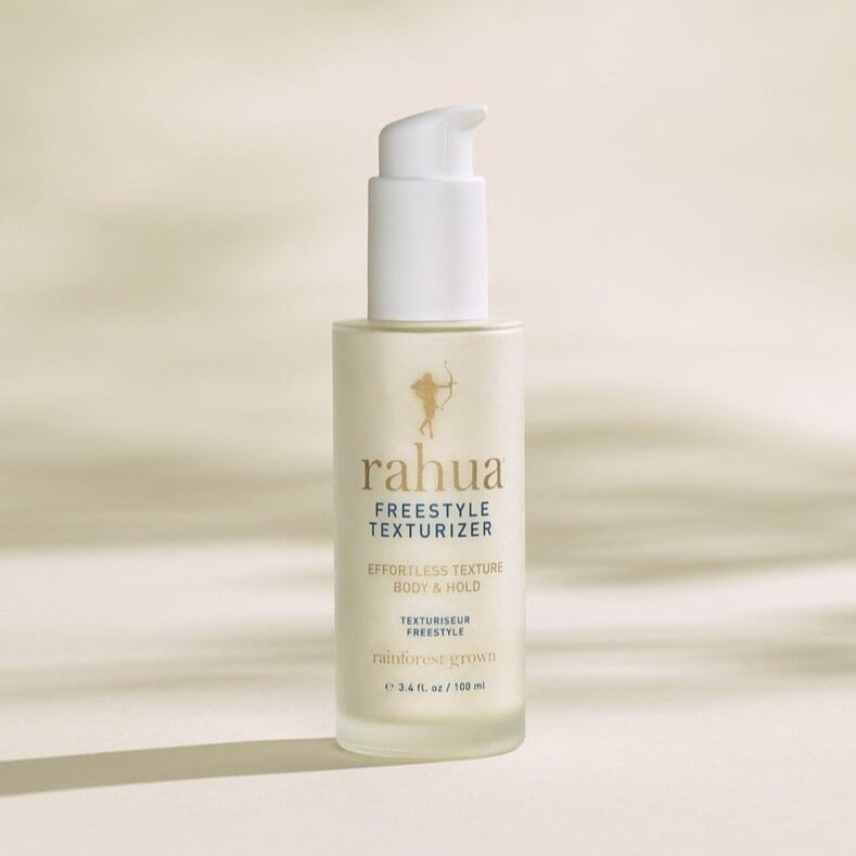 Rahua Freestyle Texturizer Flasche vor cremefarbenem Hintergrund.