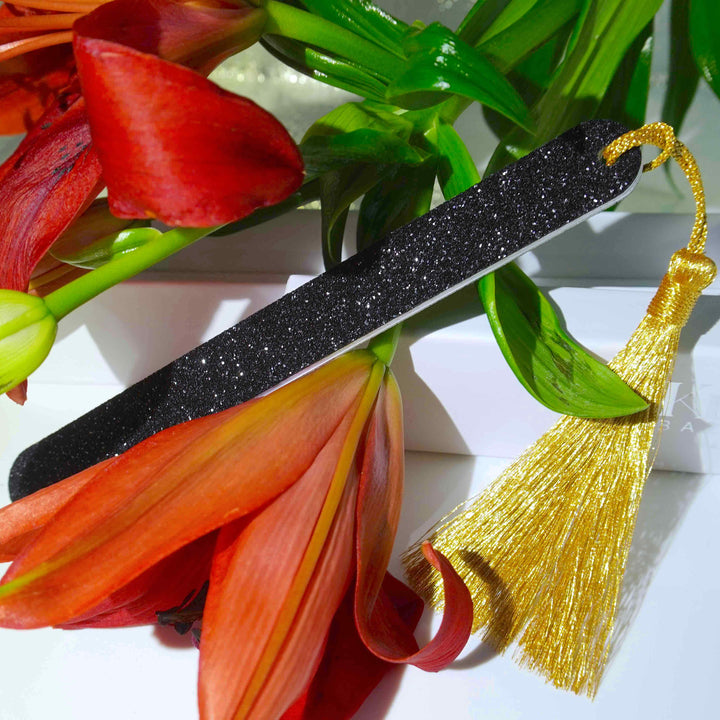 Glitzer Nagelfeile SCHWARZ mit goldenem Pompon | Kure BAZAAR