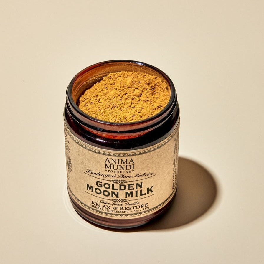 Offenes Anima Mundi Golden Moon Milk Schraubglas vor hellem Hintergrund. North Glow