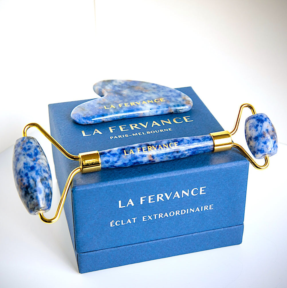 La Fervance blauer Gesichtsroller und Gua Sha auf blauer Verpackung vor weißem Hintergrund