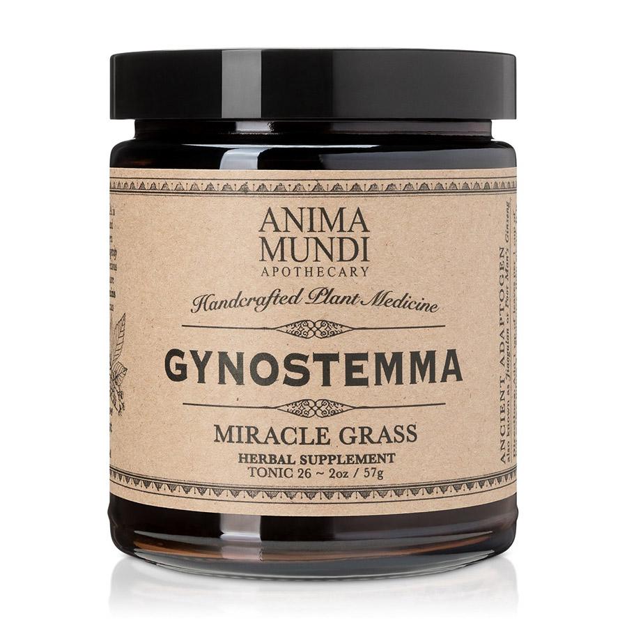 Dunkelbraunes Schraubglas Gynostemma Tee von Anima Mundi vor hellem Hintergrund.