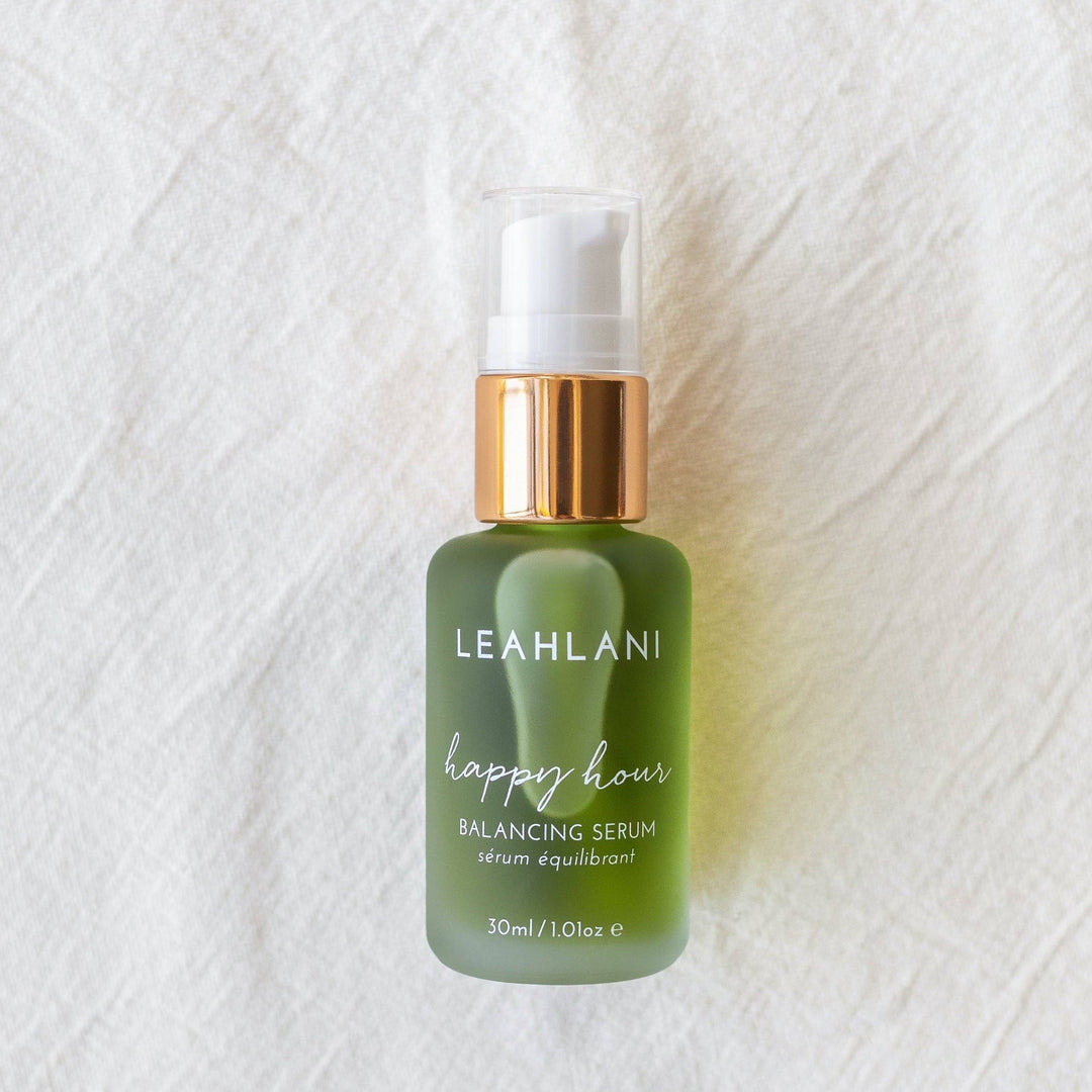 Leahlani Happy Hour Balancing Serum Flakon vor hellem Hintergrund