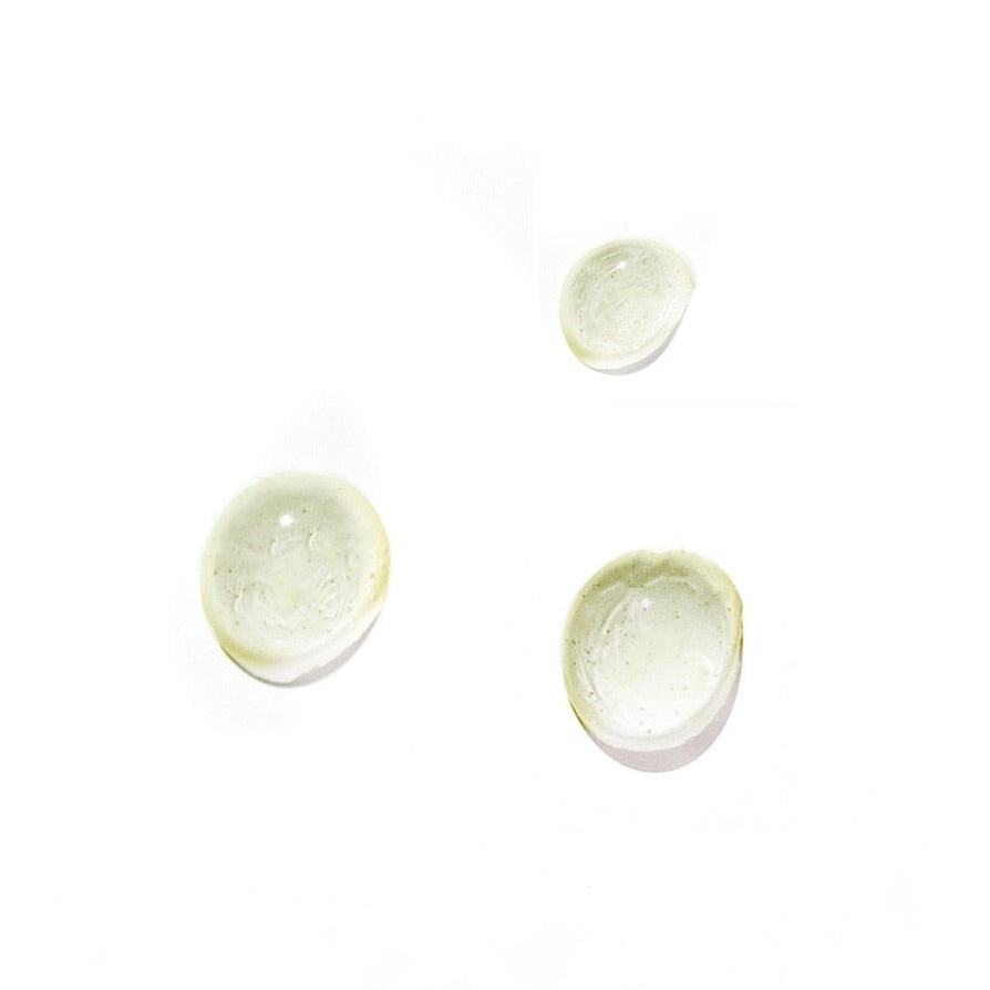 Leahlani Happy Hour Balancing Serum Textur Tropfen vor weißem Hintergrund