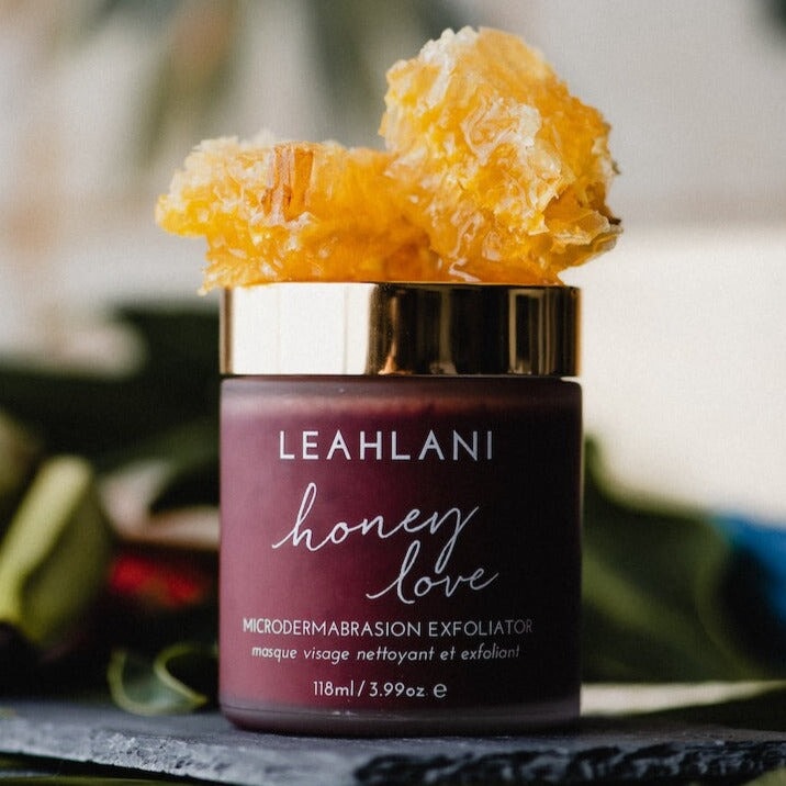 Leahlani Honey Love Exfoliator Tiegel mit Honigwabe auf grauer Schieferplatte vor hellem Hintergrund