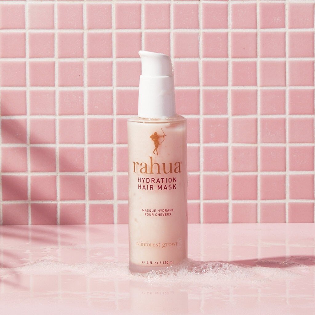 Rahua Hydration Hair Mask Flasche steht vor rosa gefliester Wand. North Glow