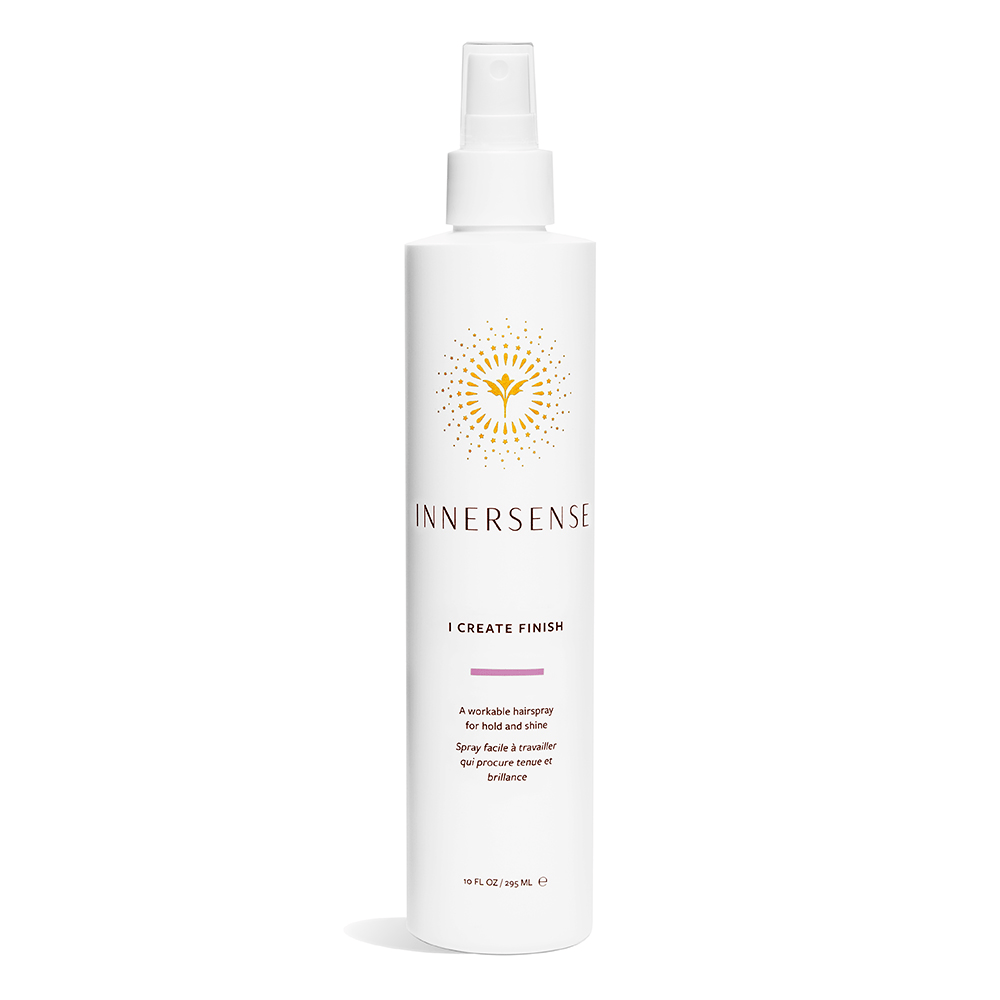 Innersense I Create Finish Sprühflasche steht vor weißem Hintergrund.