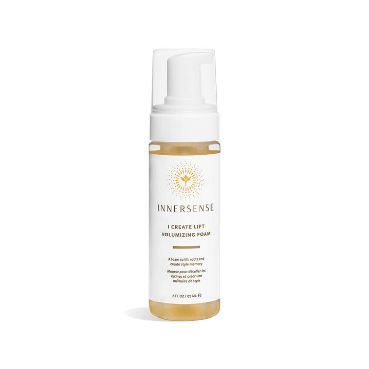 Eine Sprühflasche Innersense I Create Lift Volumizing Foam steht vor weißem Hintergrund.