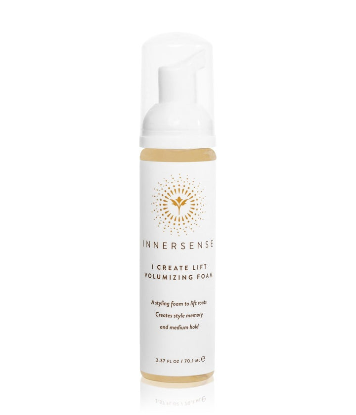 Eine Sprühflasche in Reisegröße Innersense I Create Lift Volumizing Foam steht vor weißem Hintergrund.