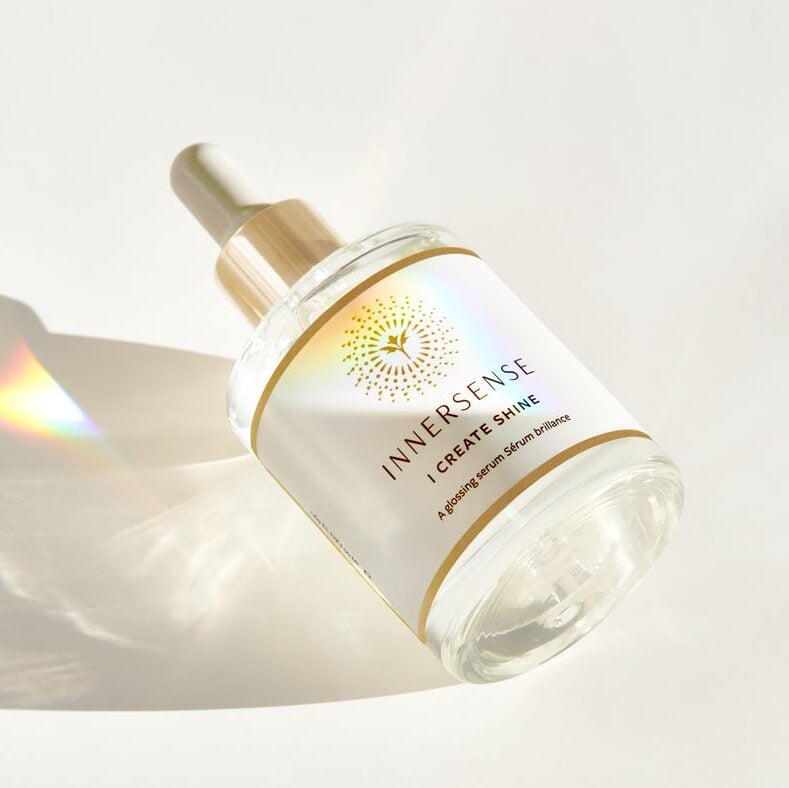 Innersense I Create Shine Pipettenflasche liegt auf weißem Untergrund.