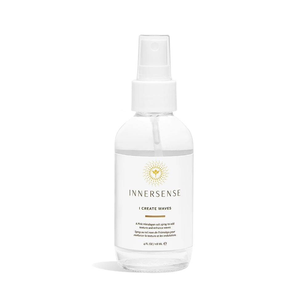 Innersense I Create Waves Sprühflasche steht vor weißem Hintergrund.