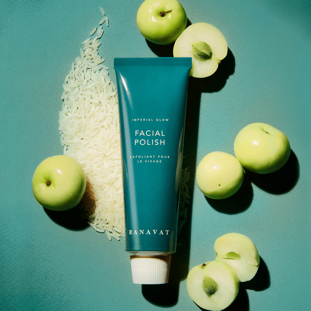 Ranavat Facial Polish Imperial Glow auf grünem Hintergrund mit grünen Äpfeln und Reis