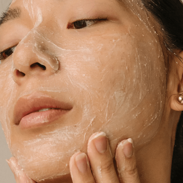 Weibliches Model hat Ranavat Facial Polish Imperial Glow im Gesicht