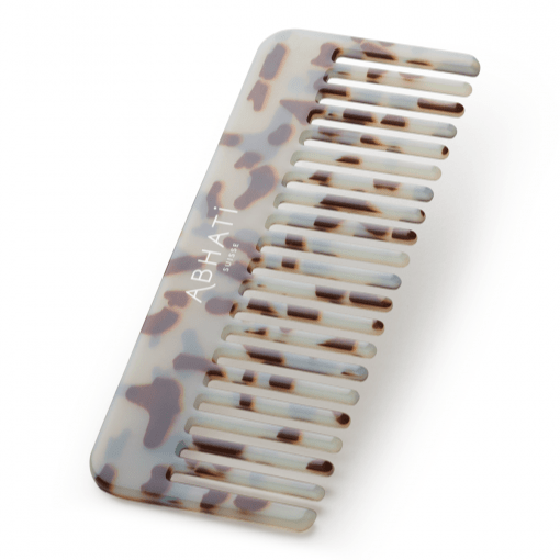 Abhati Suisse Haarkamm Kangi 31 vor weißem Hintergrund.