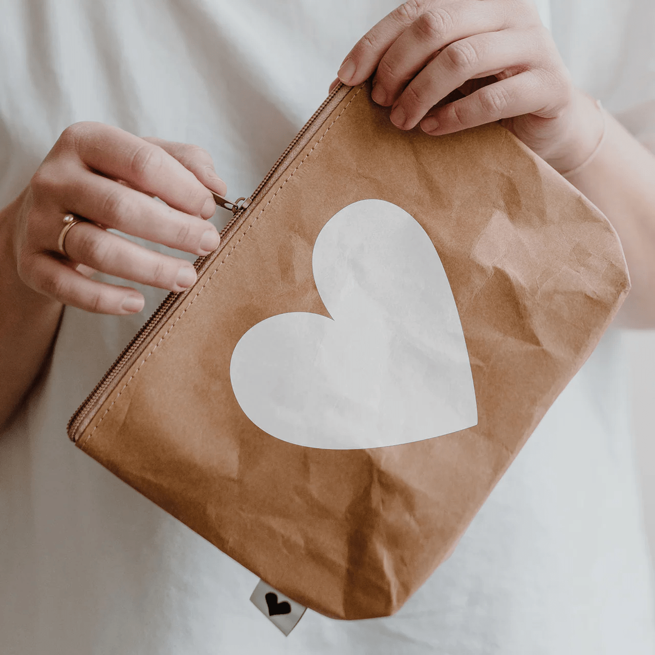 Kosmetiktasche Herz - braun, aus waschbaren Papier