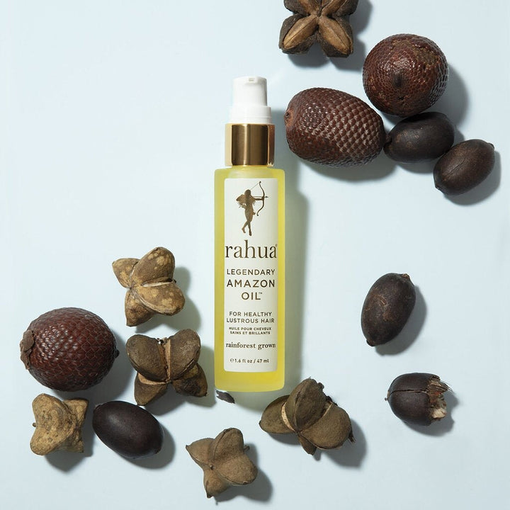 Rahua Legendary Amazon Oil Flasche vor hellem Hintergrund dekoriert mit Nüssen.