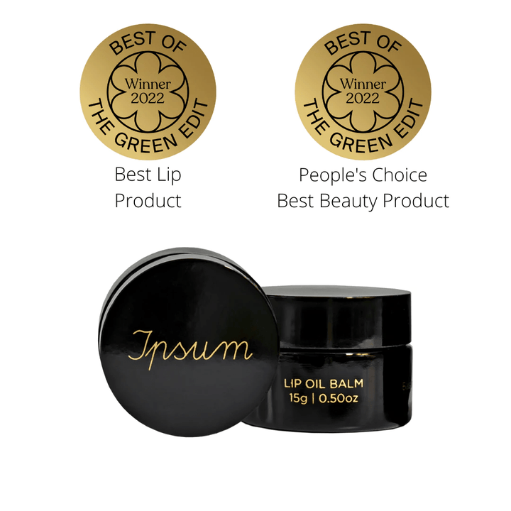 Schwarzer Ipsum Lip Oil Balm Tiegel vor weißem Hintergrund mit Abzeichen für BEST OF THE GEEN EDIT Winner 2022. 
