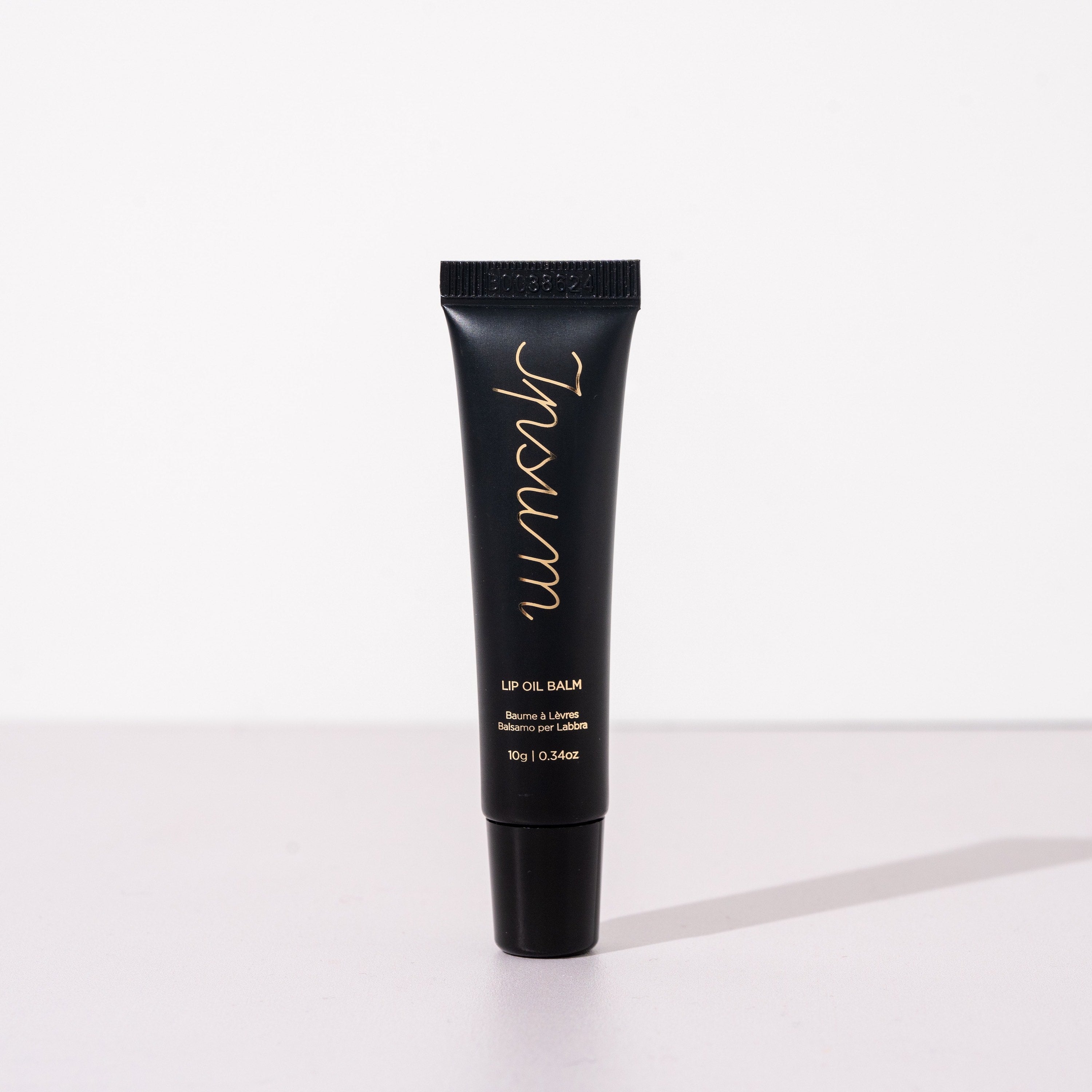 Schwarze Ipsum Lip Oil Balm Tube vor weißem Hintergrund.