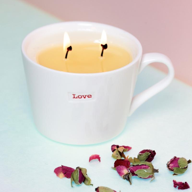 LOVE Doppeldochtkerze mit sechs hochwertigen ätherischen Ölen und wiederverwendbarer Liebestasse North Glow