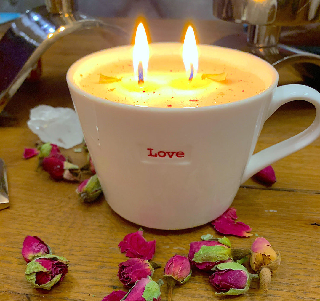 LOVE Doppeldochtkerze mit sechs hochwertigen ätherischen Ölen und wiederverwendbarer Liebestasse North Glow