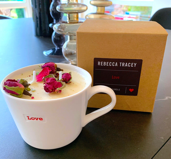 LOVE Doppeldochtkerze mit sechs hochwertigen ätherischen Ölen und wiederverwendbarer Liebestasse