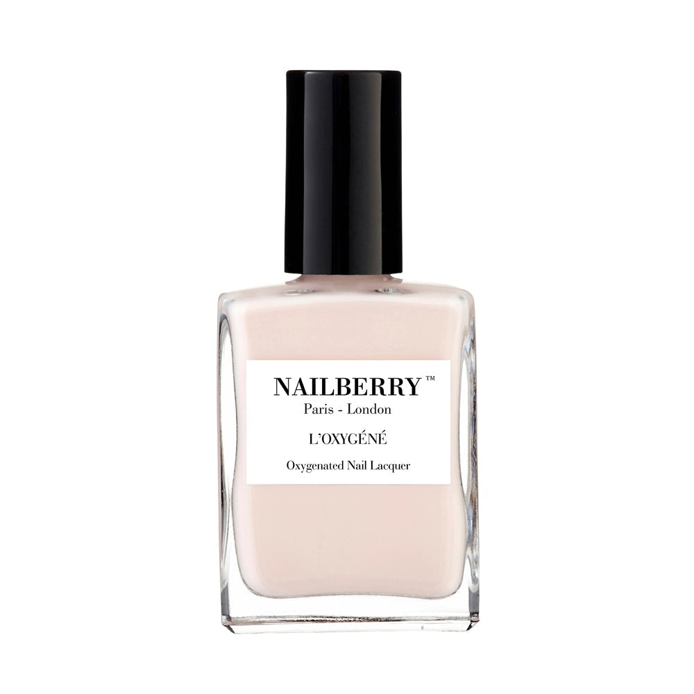 Nailberry Nagellackflasche Almond vor weißem Hintergrund.