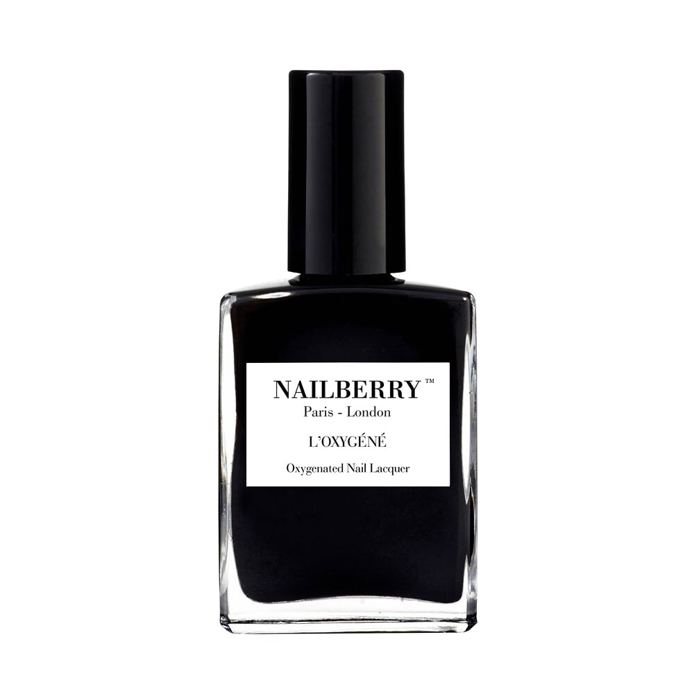 Nailberry Nagellackflasche Blackberry vor weißem Hintergrund.