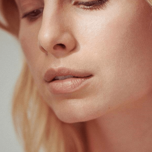 Lippenstift der Farbe Bare von Henné Organics auf Lippen aufgetragen.