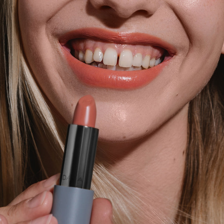 Velvet Wear Lipstick - Matter cremiger Lippenstift in sechs Farben