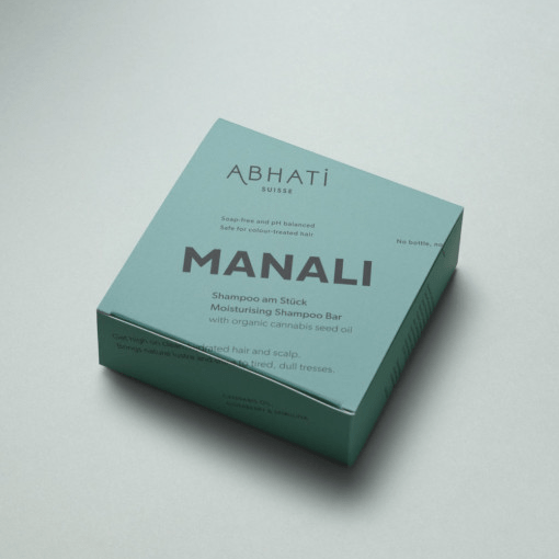 Abhati Suisse Manali festes Shampoo Verpackung auf hellem Untergrund.