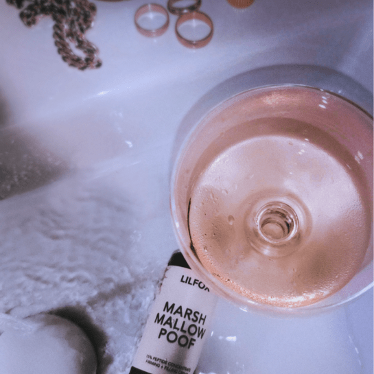 Lilfox Marshmallow Poof Flasche im Waschbecken im Hintergrund ist Schmuck und ein Glas