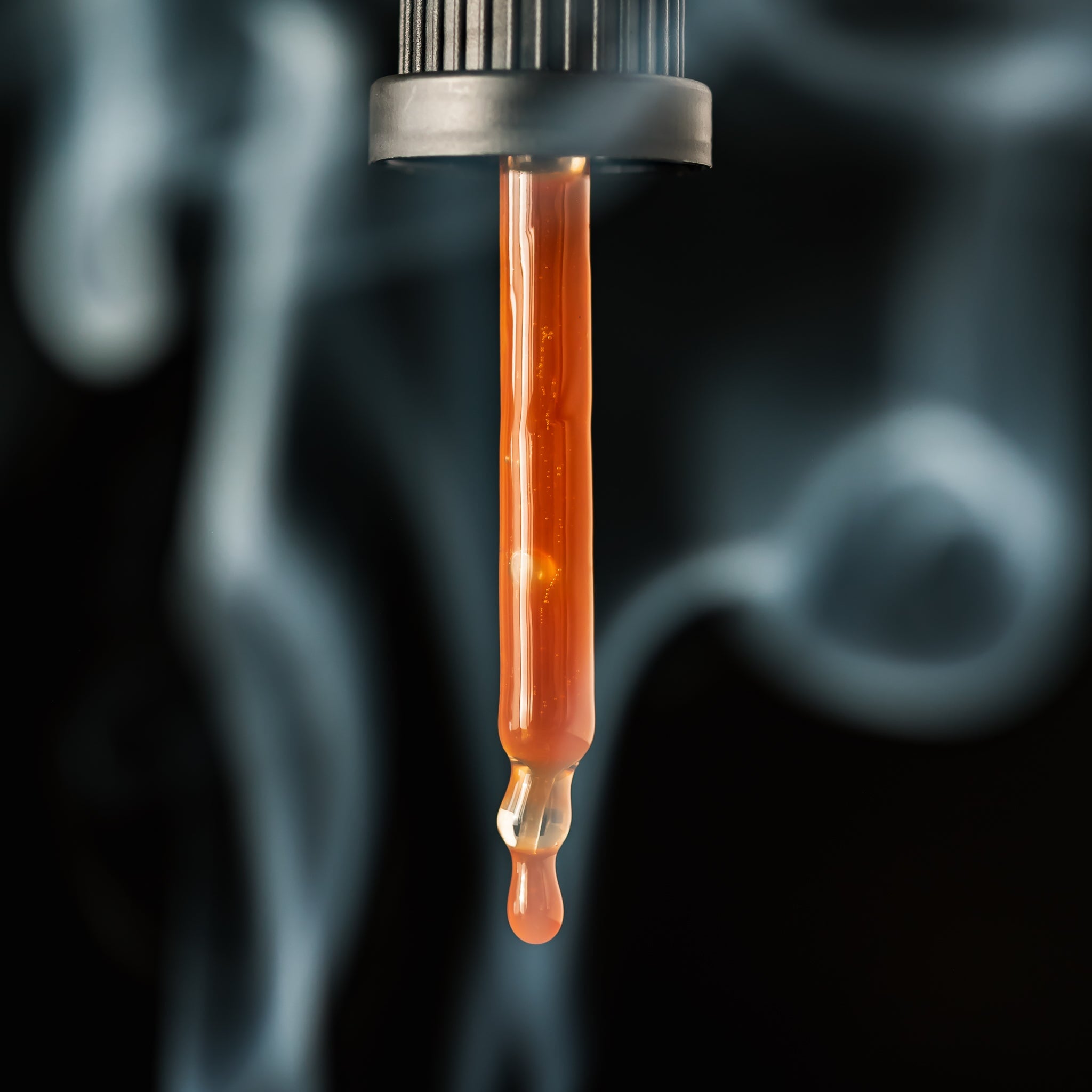 Ein Tropfen Mayan Dew auf dem Weg aus der Pipette – feuchtigkeitsspendend, leicht & nährend