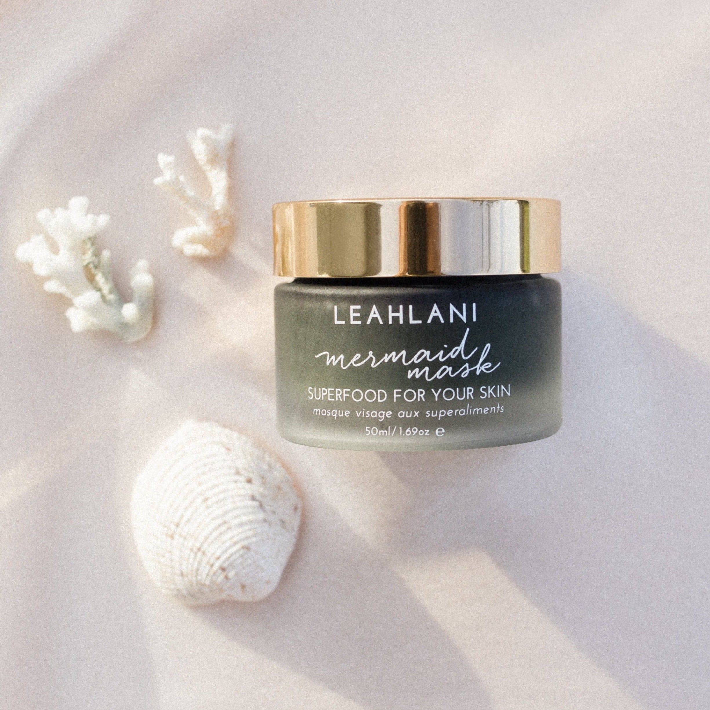 Leahlani Mermaid Mask mit weißer Muschel und Koralle auf weißem Hintergrund