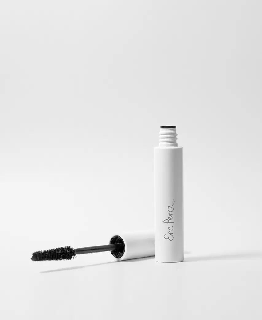 Offene Ere Perez Natural Almond Mascara mit Wimpernbürste vor weißem Hintergrund.