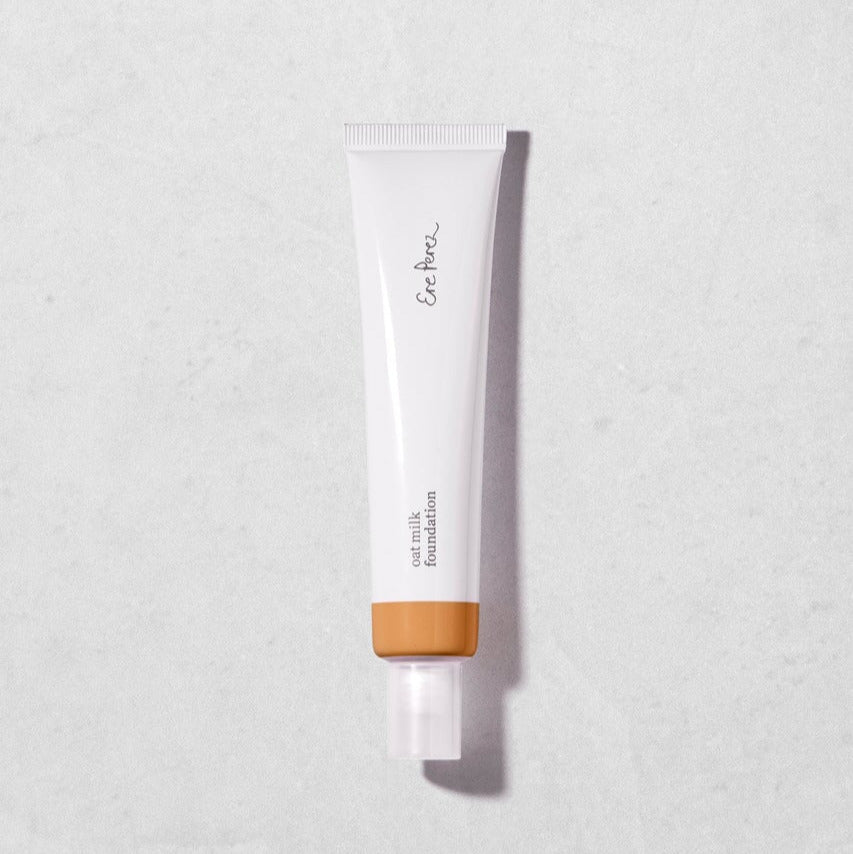 Oat Milk Foundation Tube von Ere Perez in der Farbe Brew.