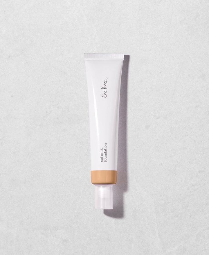 Oat Milk Foundation Tube von Ere Perez in der Farbe Maple.