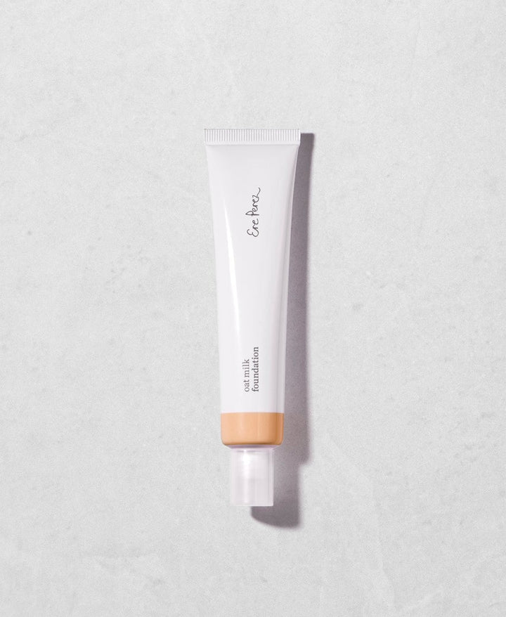 Oat Milk Foundation Tube von Ere Perez in der Farbe Honey.