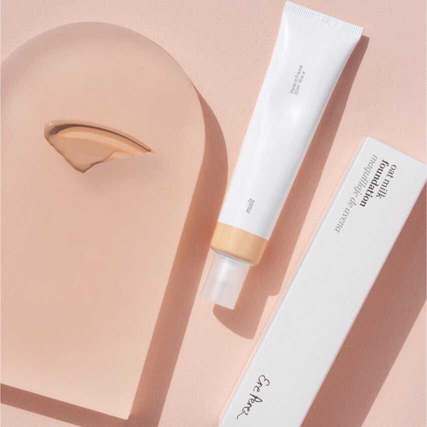 Oat Milk Foundation von Ere Perez Tube und Verpackung mit Texturbeispiel der Farbe Malt.
