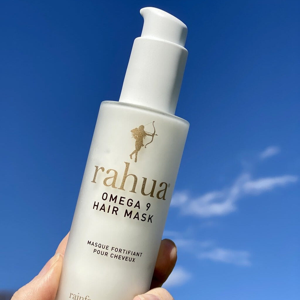 Rahua Omega 9 Hair Mask Flasche vor blauem Himmel.
