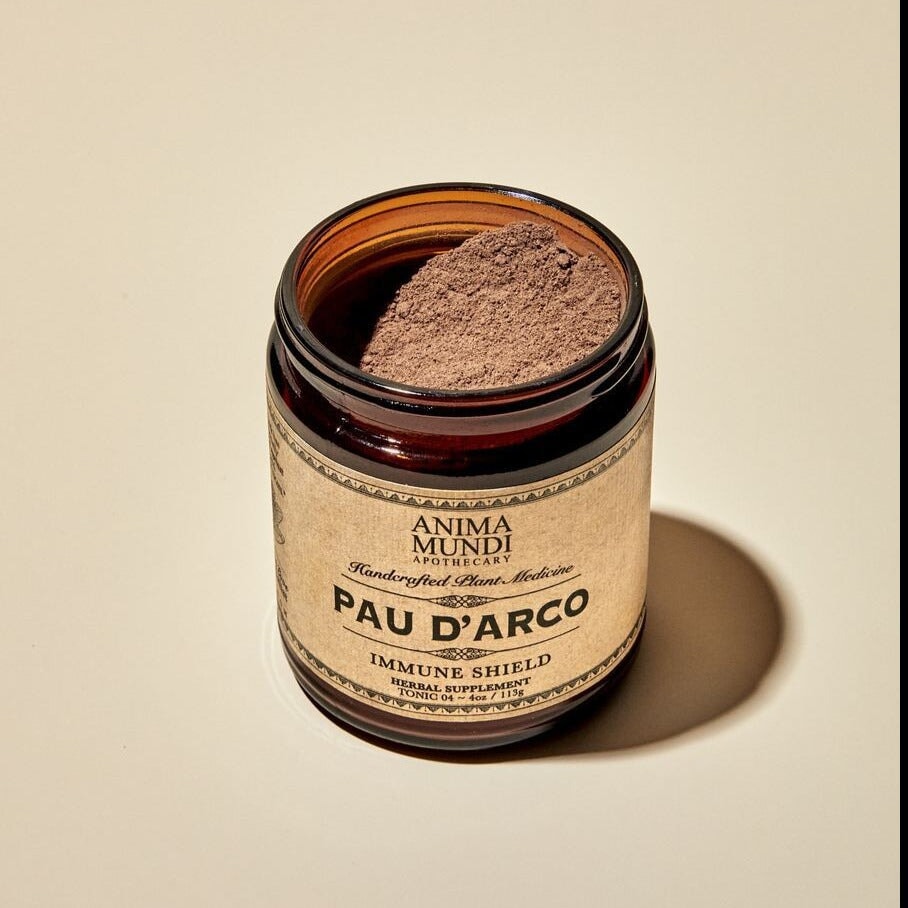 Offenes Anima Mundi Schraubverschlussglas Pau D'Arco vor cremefarbenem Hintergrund.