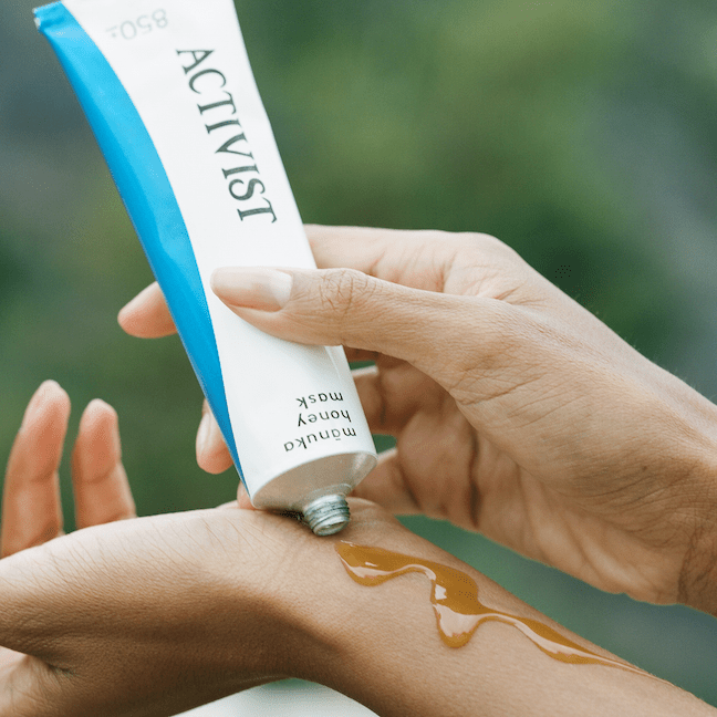 ACTIVIST Manuka Honey Mask Tube in Gberauch auf weiblichem Unterarm