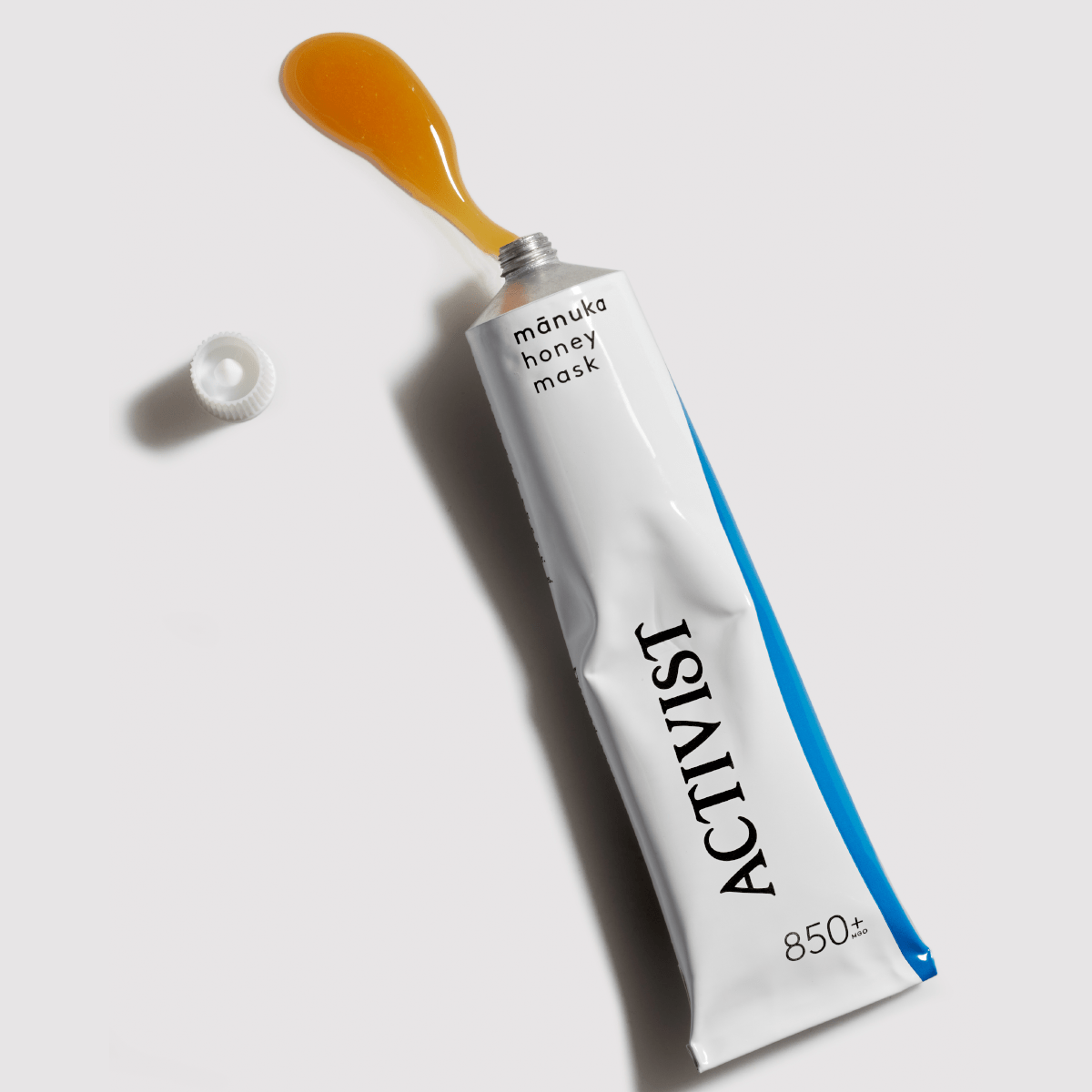 ACTIVIST Manuka Honey Mask Tube geöffnet mit oranger Konsistenz